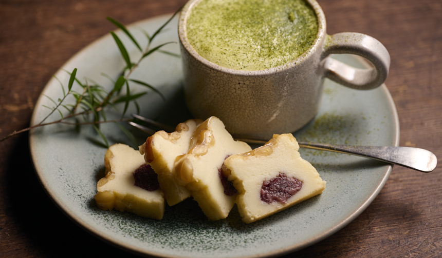 抹茶ラテと合わせる「レーヴ・ドゥ・フロマージュ（あずき）」