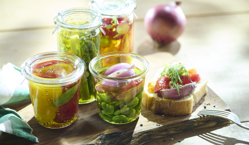 カラフルな旬野菜をオイル漬けにして、手軽な常備菜に