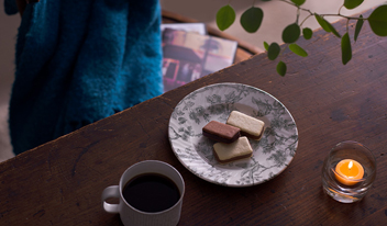 遠い情景に思いを馳せる、夜の映画鑑賞。お供にはアロマを感じる「ヴァン・デュ・ショコラ」を