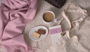 首元から取り入れる、トレンドのベイクドカラー