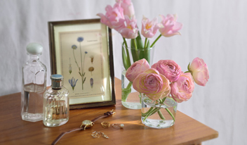 春は家にお花を迎えたい気分。透明なグラスを花器替わりに