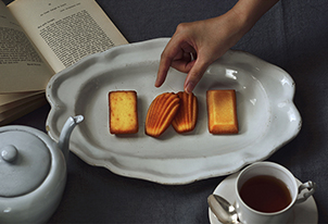 秋の始まりのティータイムに、伝統的なマドレーヌを