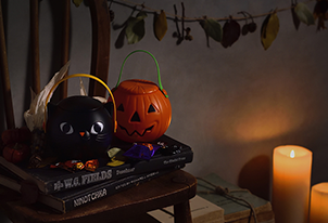 秋の素材をつないでハロウィーンのガーランドに