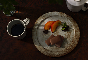 「レーヴ・ドゥ・ショコラ」を引き立てる丹波焼の器