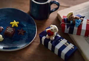 ベアマスコット付きの愛らしいチョコレートギフト「アレックス＆マイケル」