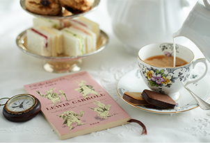 軽妙な訳と洒落たイラスト。大人の愛読者も多い『不思議の国のアリス』