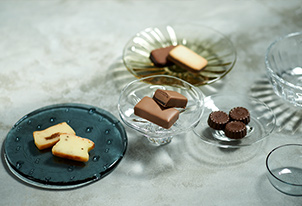 初夏のティータイムに、涼しげなガラスの器を