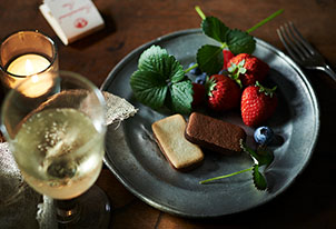 ストロベリームーンを見上げる、ロマンチックな初夏のお月見