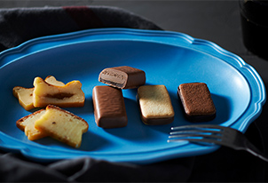 夏の海を釉薬にしたような、ターコイズブルーの器