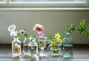 暮らしに花を取り入れやすくなる、お気に入りの一輪挿し