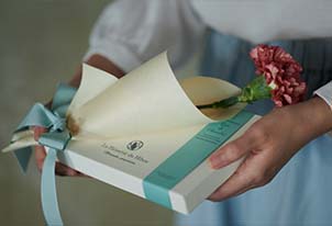 母の日に贈る、スイーツと1輪のカーネーション