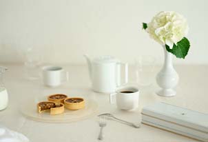 梅雨の部屋を明るくする、白のテーブルセッティング