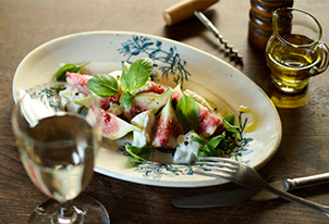 旬のいちじくとモッツァレラチーズで作るカプレーゼ