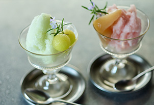 モロゾフ「凍らせてシャーベット」に、フルーツコンポートを添えて