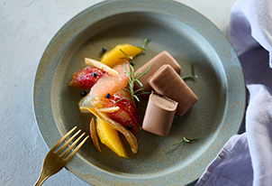 「レーヴ・ドゥ・ショコラ」にフルーツを添えた、夏のデザートプレート