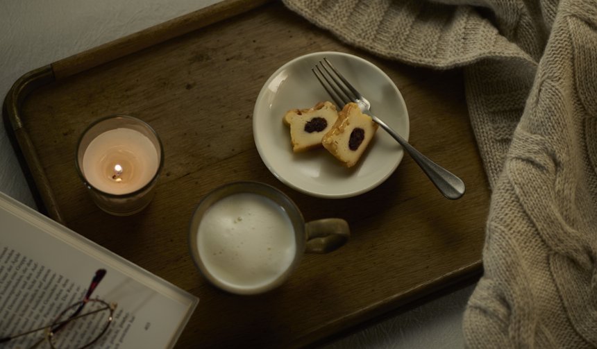 夜のティータイムには「レーヴ・ドゥ・フロマージュ（あずき）」とホットミルクを