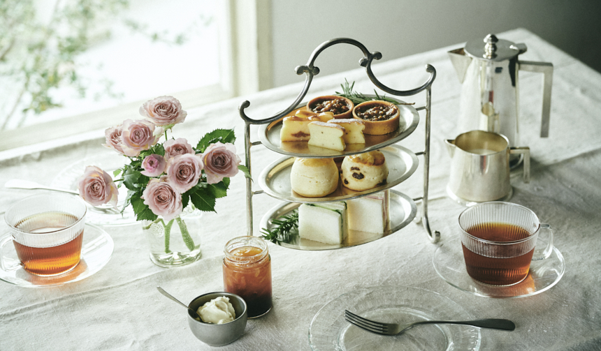 夏らしいコーディネートを楽しむアフタヌーンティー