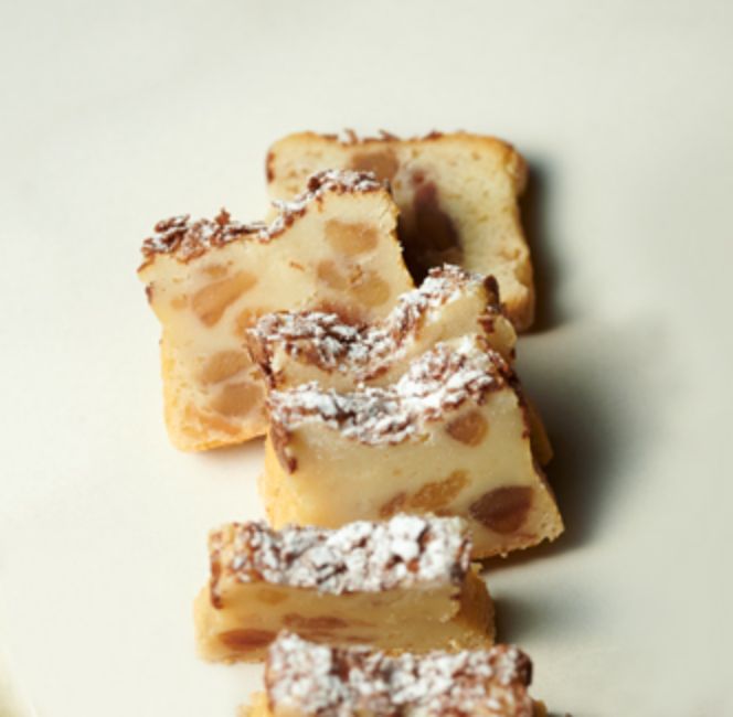 TEXTURE とろりと溢れ出す濃厚なキャラメルフィリング 食べやすさにこだわり、とろけるような柔らかさを追求しました。カラメルソースを加えることで、ほのかな苦味が隠し味に。さらに味を引き締めるため、まろやかで旨みのある塩も少しだけ加え、より豊かな味わいに仕上げました。り豊かな味わいに仕上げました。