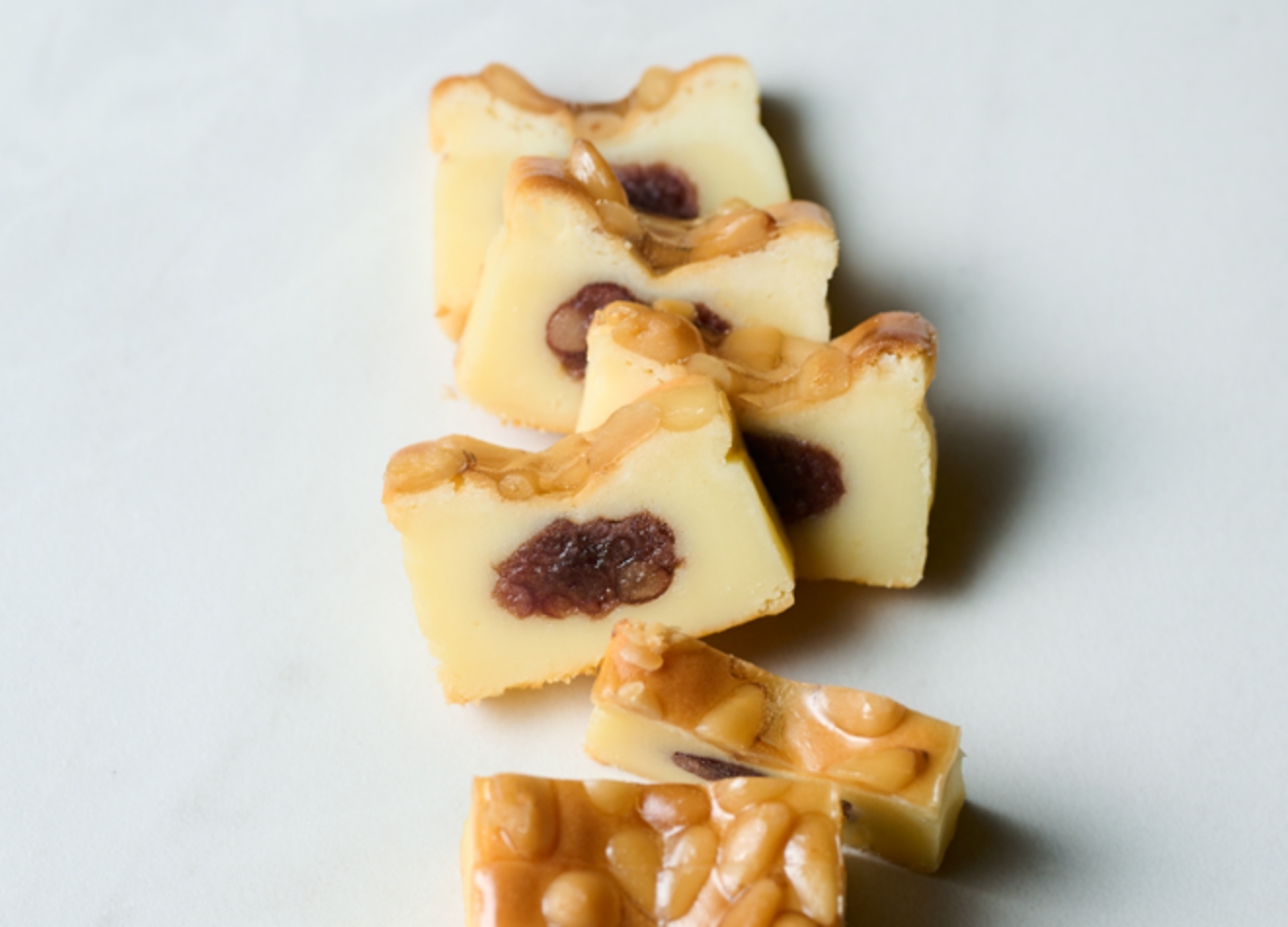 TEXTURE とろりと溢れ出す濃厚なキャラメルフィリング 食べやすさにこだわり、とろけるような柔らかさを追求しました。カラメルソースを加えることで、ほのかな苦味が隠し味に。さらに味を引き締めるため、まろやかで旨みのある塩も少しだけ加え、より豊かな味わいに仕上げました。り豊かな味わいに仕上げました。