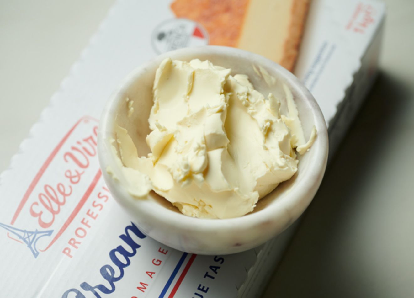 MATERIAL 口の中で広がるリッチな味わい フィリングの中には香ばしいクルミと、上品な甘さのいちじくをたっぷり練り込みました。ほろ苦いキャラメルと相性がよい、芳醇なラム酒を加えることでいちじくの甘みを引き立てる大人の味わいに。【いちじく】【クルミ】【キャラメル】【ラム酒】