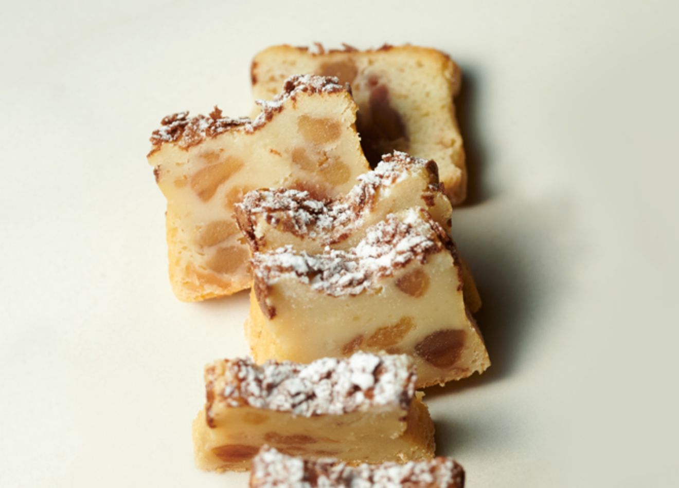 TEXTURE とろりと溢れ出す濃厚なキャラメルフィリング 食べやすさにこだわり、とろけるような柔らかさを追求しました。カラメルソースを加えることで、ほのかな苦味が隠し味に。さらに味を引き締めるため、まろやかで旨みのある塩も少しだけ加え、より豊かな味わいに仕上げました。り豊かな味わいに仕上げました。